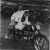 Isabel plaza con moto